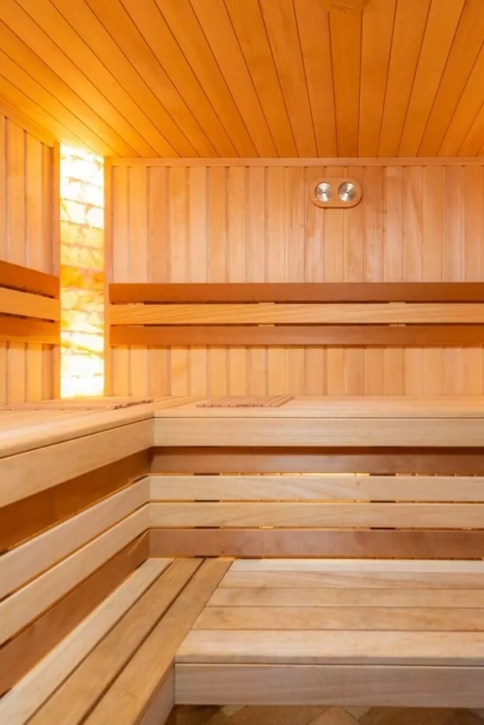 Sauna mit dezenter Beleuchtung