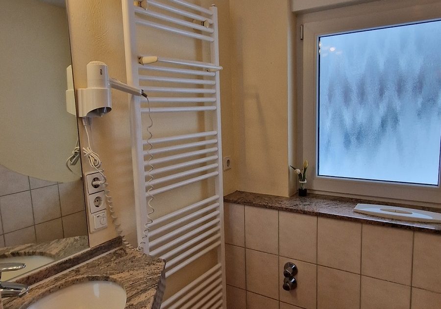 Bad mit Handtuchheizkörper im Appartement