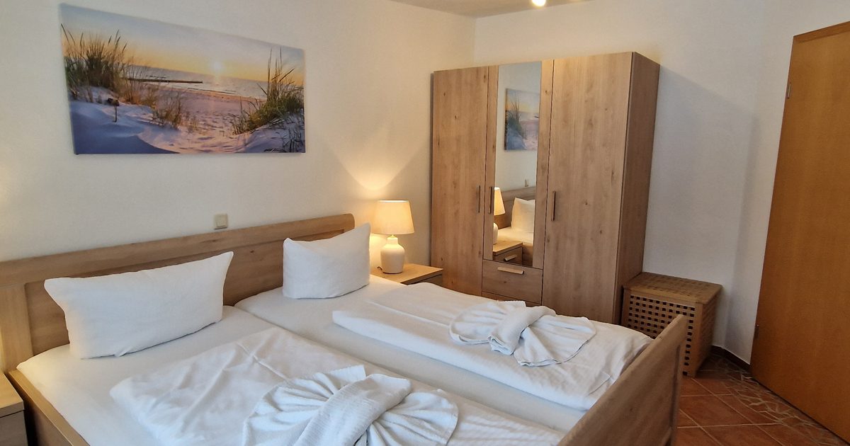 Schlafzimmer mit Doppelbett im Appartement mit einem Schlafzimmer