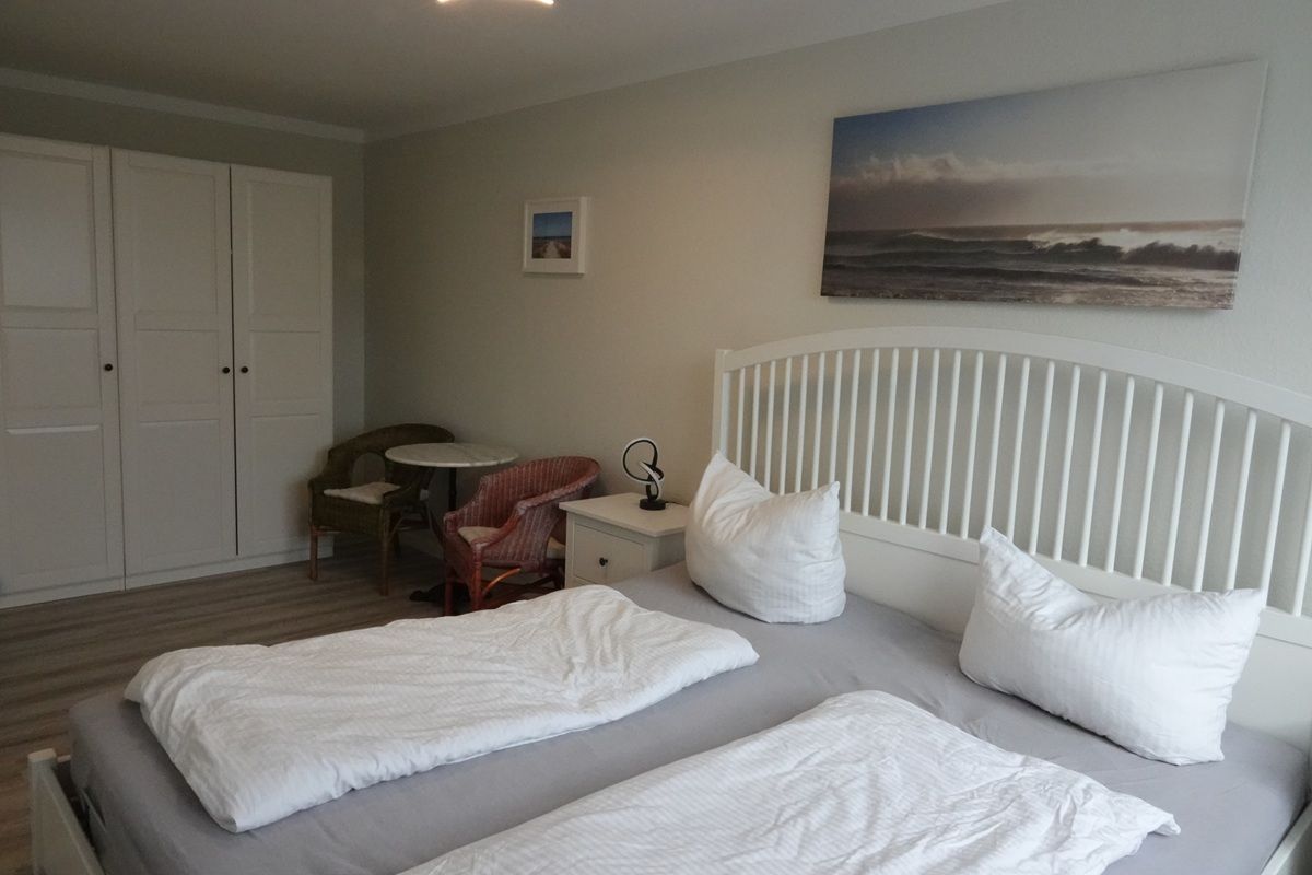 Schlafzimmer mit Doppelbett in der Ferienwohnung Sophia