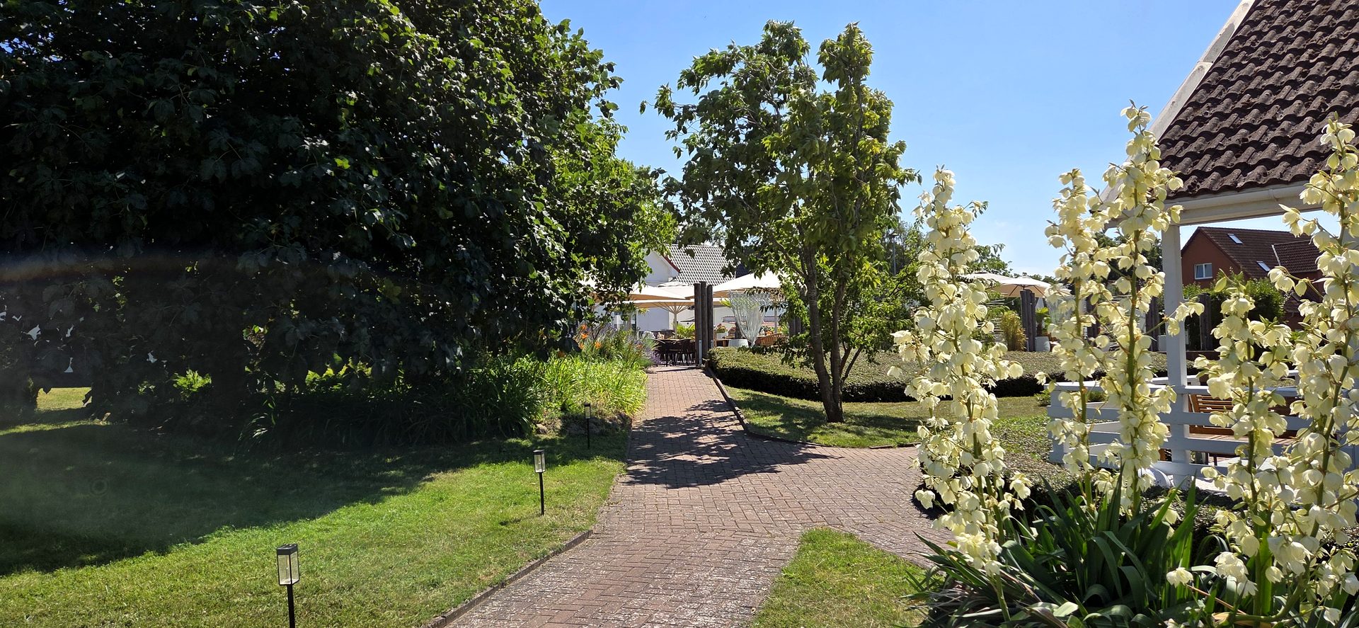 Gartenweg und Terrasse im Tarnewitzer Hof