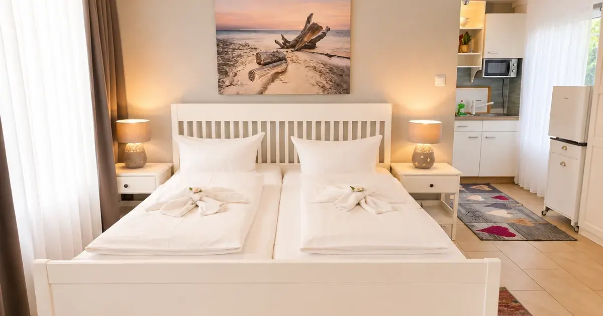 Wohn- und Schlafbereich mit Doppelbett im Haus Oase
