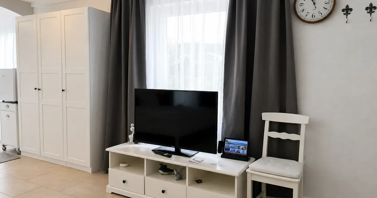 Wohnbereich mit Fernseher im Haus Oase