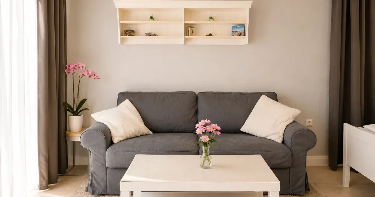 Sofa und Couchtisch im Haus Oase