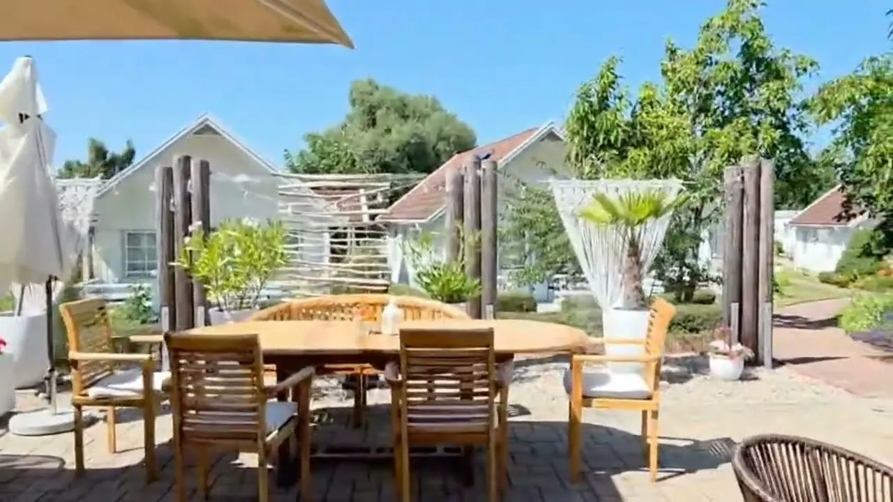 Vorschau des Rundgangvideos: Terrasse und Ferienhäuser der Hotelanlage Tarnewitzer Hof