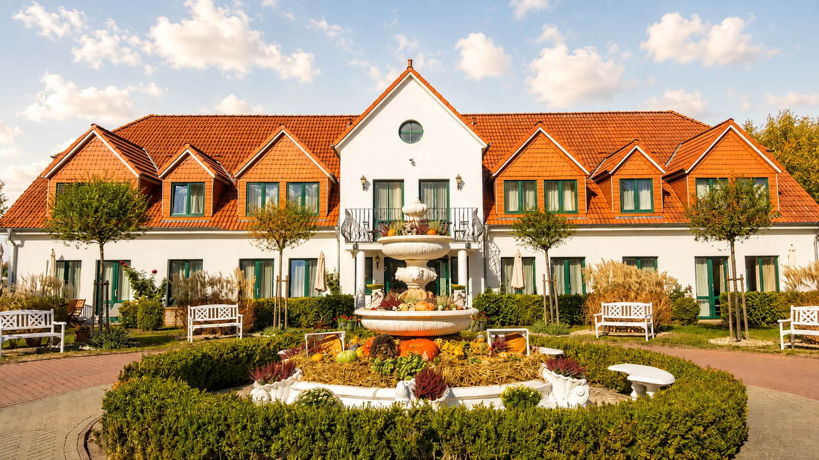 Herbstlich dekorierte Hotelanlage Tarnewitzer Hof in Boltenhagen